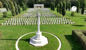 VIDÉO. Le cimetière militaire britannique de Banneville-la-Campagne abrite 2175 sépultures