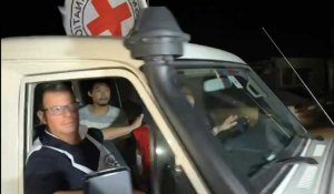 Des otages libérés par le Hamas passent le poste-frontière de Rafah vers l'Egypte (2)