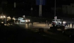 Le convoi de la Croix-Rouge transportant des otages libérés traverse Rafah vers l'Egypte