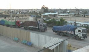 Des camions d'aide humanitaire entrent dans la bande de Gaza par le poste frontière de Rafah