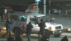 Des otages libérés franchissent la frontière de Rafah à bord d'un convoi de la Croix-Rouge