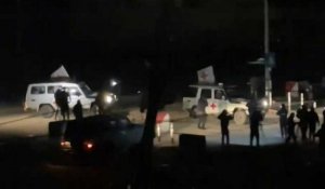 Un convoi de la Croix-Rouge avec six otages libérés à bord franchit la frontière avec l'Égypte