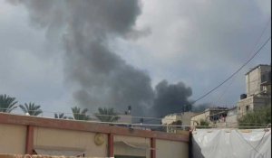 De la fumée s'échappe après une frappe israélienne à Khan Younès