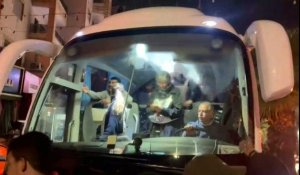 Un bus transportant des ex-détenus palestiniens arrive en Cisjordanie occupée