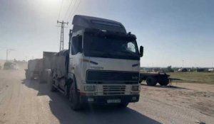 Des camions d'aide humanitaire entrent dans la bande de Gaza par le poste-frontière de Rafah