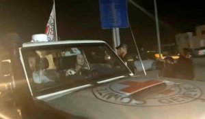 Deux otages libérés sont vus à bord d'un convoi de la Croix-Rouge traversant Rafah
