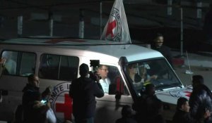 Un convoi de la Croix-Rouge transportant des otages libérés se dirige vers l'Egypte