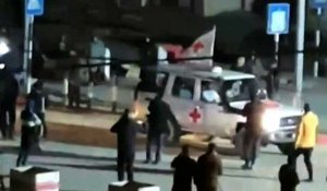 Un convoi de la Croix-Rouge transportant des otages libérés traverse Rafah vers l'Égypte