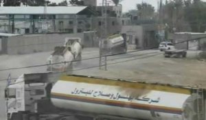 Des camions-citernes vont au dépôt de carburant de l'ONU à Rafah