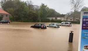 Tempête Ciaran : des véhicules coincés sur un parking inondé, près de Calais