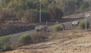 Véhicules militaires israéliens et fumée s'élevant du nord de la bande de Gaza