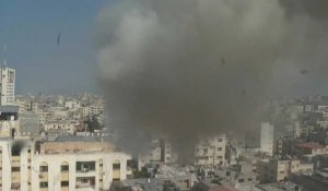 Une frappe secoue un bâtiment dans la ville de Gaza