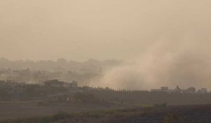 De la fumée s'élève dans la bande de Gaza au coucher du soleil