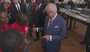 Le roi Charles III rencontre des jeunes étudiants à la bibliothèque d'Eastlands à Nairobi