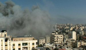 volute de fumée s'élève après une frappe sur la ville de Gaza