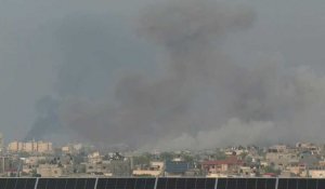 De la fumée s'élève après des frappes sur Rafah