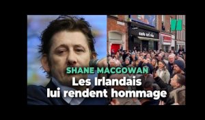 Les Irlandais chantent en mémoire de Shane MacGowan