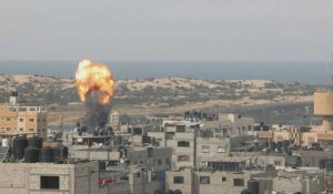 De la fumée s'élève après qu'une frappe touche Rafah, dans le sud de la bande de Gaza