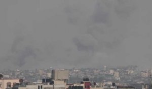Images de fumée s'élevant au-dessus de Khan Yunis, vue de Rafah