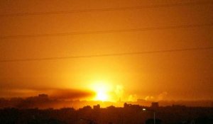 Des frappes et fusées éclairantes sont visibles dans le ciel nocturne de Gaza