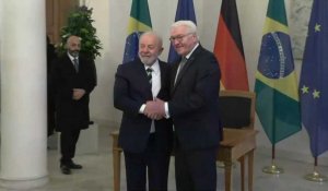 Le président brésilien Lula signe le livre d'or de la présidence allemande