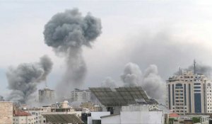 De la fumée s'échappe de bâtiments dans la ville de Gaza à la suite de frappes israéliennes