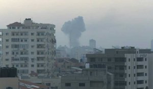 La fumée s'élève dans le ciel de Gaza après une frappe israélienne