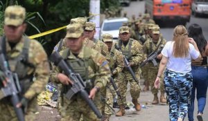 Salvador : des troupes assiègent une ville à la recherche de membres de gangs présumés