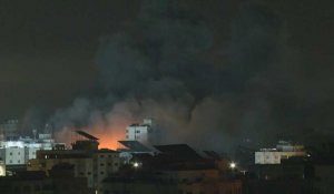 De la fumée s'élève après une frappe israélienne près d'un hôpital de Gaza