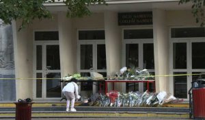 Attaque d'Arras : des personnes déposent des fleurs devant le collège-lycée visé