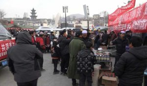 Chine: distribution de nourriture dans un camp de secours après un séisme meurtrier