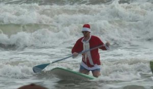 En Floride, le père Noël fait du surf