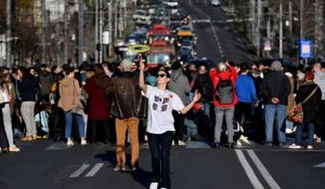 Serbie : blocage d'une rue à Belgrade contre la fraude électorale présumée