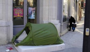 Paris : une cinquantaine de migrants dont des enfants en bas âge passent l'hiver à la rue