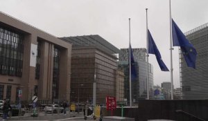 Les drapeaux en berne à Bruxelles pour l'homme politique français et européen Jacques Delors