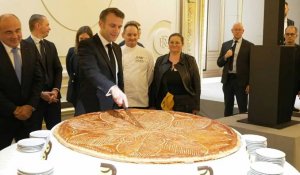 Emmanuel Macron sert la galette de l'Épiphanie à l'Élysée
