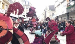 VIDÉO. Joséphine et ses dragonneaux déambulent dans les rues de Caen