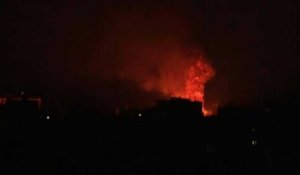 Des explosions illuminent le ciel pendant les frappes israéliennes de la nuit sur Rafah