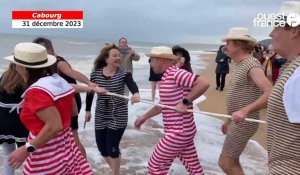 VIDÉO. Près de 100 courageux en costumes de la Belle Époque au dernier bain de l’année à Cabourg