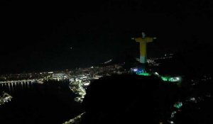 Rio: la statue du Christ Rédempteur s'illumine en hommage à Pelé, un an après sa mort
