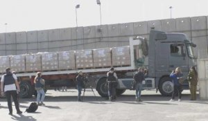 Des camions d'aide humanitaire pour Gaza au point de passage de Kerem Shalom