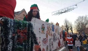 Doullens: défilé de Noël avec les Chrysalides et le Père Noël