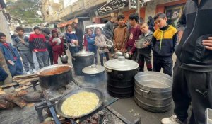 Un point de distribution fournit des repas gratuits aux habitants déplacés de Gaza à Rafah