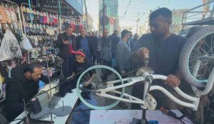 Coupures d'électricité: un tailleur de Gaza utilise une machine à coudre alimentée par vélo