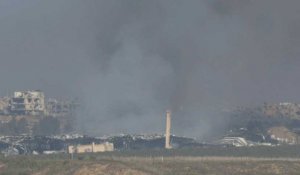 De la fumée s'élève à Gaza, vue depuis Israël