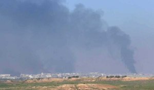 Rideaux de fumée et frappes israéliennes dans le centre de la bande de Gaza
