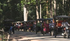 Au Cambodge, des pionnières au guidon de tuk-tuks défient les préjugés