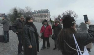 Météo: des touristes sous une fine neige devant la basilique du Sacré-Cœur à Paris