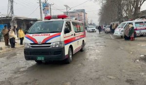 Pakistan: ambulances arrivent à l'hôpital après l'explosion d'une bombe