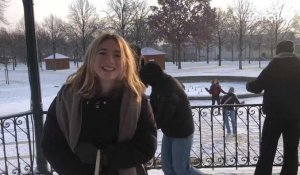« C'est la première fois que je vois la neige ! » s'extasie cette étudiante réunionnaise, à Alençon